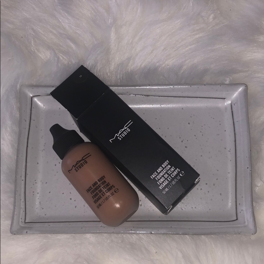 MAC FACE AND BODY FOUNDATION 

SHADE/COLOR - C6